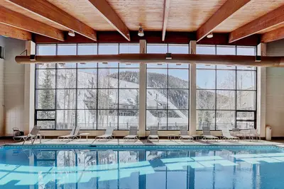 Image de Condo 2 chambres avec cuisine équipée et foyer | Emplacement génial + accès au bain à remous!