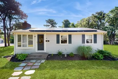 Image de Nouvelle Liste! Maison moderne avec terrasse et barbecue au gaz - à pied des plages de l'océan et de la baie!
