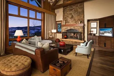 Image de Ski-in / Ski-out Condo | Bains à remous extérieurs + près de la navette de ski