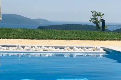 Image de Villa Kamaria Villa de luxe avec piscine privée, terrasses, vue sur la vallée et la mer.