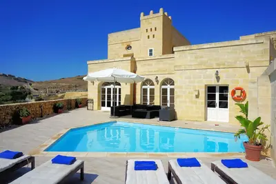 Image de Grande ferme moderne avec piscine privée et barbecue, vue imprenable, emplacement idéal