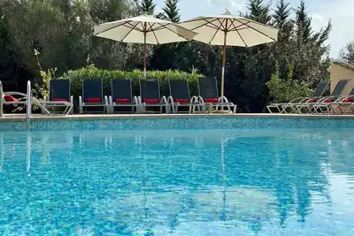 Image de maison de vacances idéale pour les grandes familles (Wifi gratuit)