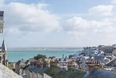 Image de Seren House au centre de la belle ville de St Ives avec parking.