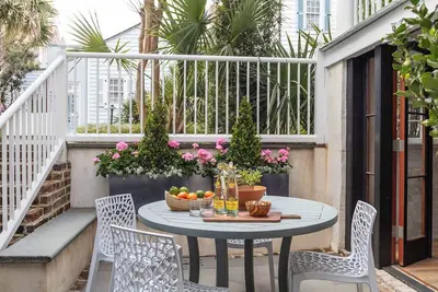 Image de Soigneusement Curated 2 Chambres 1 Unité Bath, Downtown Charleston