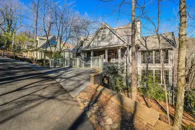 Image de Spacieux, spectaculaire Big Canoe Home Over Stream, cascades, vue sur la montagne!