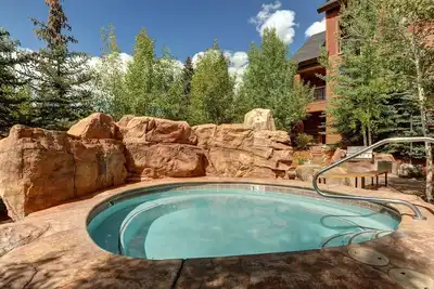Image de COMMODITÉS IRRÉALABLES dans ce spacieux condo avec foyer et balcon!