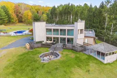 Image de Escapade contemporaine Lake House - 5 acres - Front de lac / piscine / activités!