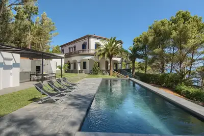 Image de 6 bedroom colonial house in Sa Punta Begur Sea views pool and access to the beach (Ref:H36)