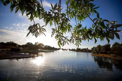 Image de Luxueuse maison sur le lac avec piscine chauffée, spa et commodités! Grands terrains de golf! ! !