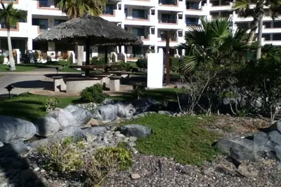 Image de Rez de chaussée, véranda privée, Animaux acceptés, Étapes à 1 du 3 piscines et la plage