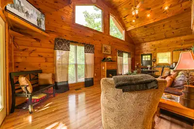 Image de Gatlinburg / Pigeon Forge Area * Isolé, cabine de luxe, bain à remous, cheminée, très grand lit