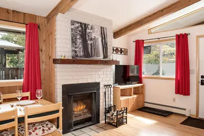 Image de Condo de montagne fantastique avec une vue imprenable sur la montagne, à quelques pas de l'arrêt de la navette!