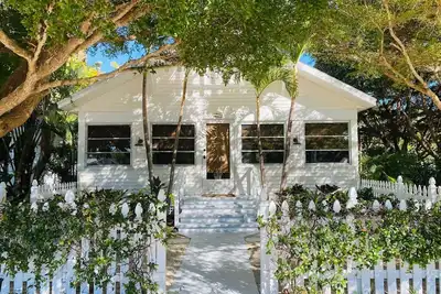 Image de Palmier sereinement paisible en ville et à 2 pâtés de maisons de la plage
