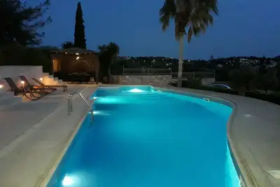 Image de Villa de luxe, grande piscine et jardin, vue imprenable