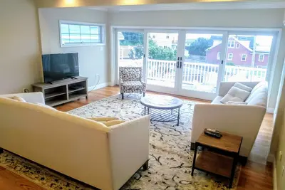 Image de Tides Newport - Nouveau! Large Beach Rental w / yard et des vues imprenables! - \"Bord de mer\"