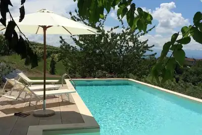 Image de Villa panoramique sur les collines des Langhe nichée parmi les vignobles de la piscine du parc