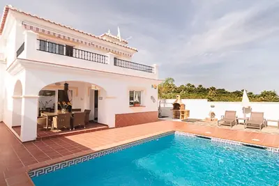 Image de Villa de vacances à Nerja avec piscine privée, et une vue exceptionnelle sur la montagne et la mer