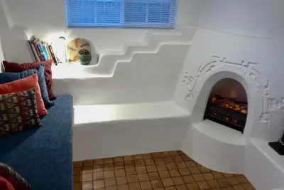 Image de Pueblo Deco capture l'essence de l'architecture d'intérieur adobe de Taos