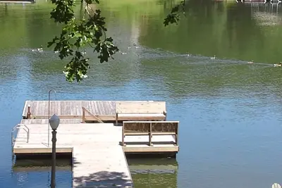 Image de \"Lightsinger Lakehouse\" Idéal pour les jeux et événements d'Auburn!