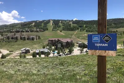 Image de Ski-in / Ski-out. Unité de coin de luxe avec plus de fenêtres et de superbes vues.