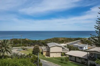 Image de Ocean Vista - Grande maison moderne avec vue sur l'océan.