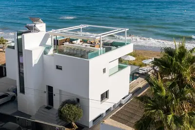 Image de Beachfront Villa with Heated Pool & Spa
