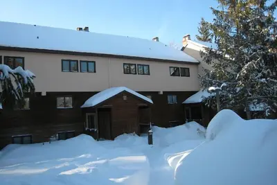 Image de Skier à votre nouvellement rénovées grand condo, foyer au bois et profiter Sauvegarder