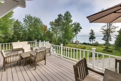 Image de Nouveau! Luxe Sorrento Home w / 200 pieds de bord de l'eau!