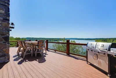 Image de Nouveau! Accueil w / Decks & Pool Access sur Table Rock Lake