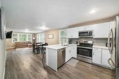 Image de Maison moderne, à 3 minutes du centre-ville et des hôpitaux. Nouveaux lits! !