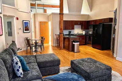 Image de Marchez Jusqu'à Honky Tonks! Downtown Nashville Loft: 50 à 70% de Réduction sur M-w! Writers Round, Sleeps 6 Locations de Vacances à Nashville par Musiccityloft sur Vrbo