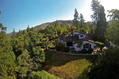 Image de Yosemite Estate: piscine, bain à remous, cheminée extérieure, tennis et terrain de basket