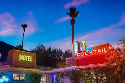 Image de Emplacement, emplacement, emplacement! ! ! Cottage romantique au milieu du siècle au centre-ville!