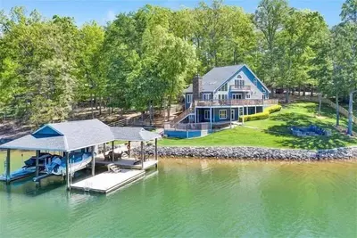 Image de \"Rêve américain\"<br>Conviviale et familiale! ! <br>Nouveau foyer intégré, cheminée, bain à remous, table de billard, animaux acceptés, kayaks et planches à pagaie!