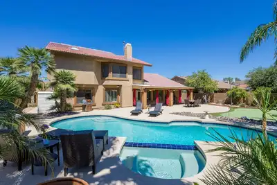 Image de ** Retraite magnifique dans le désert - Récemment rénové 4 Br Accueil avec piscine et bain à remous