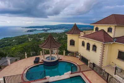 Image de 1br Guesthouse - Double / WiFi / Piscine / Ac / Femme de ménage