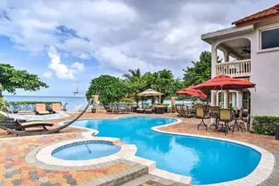 Image de 4br Villa en bord de mer WiFi / Piscine / Femme de ménage / Cuisine