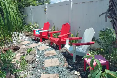 Image de Maison de piscine idéalement située avec WiFi gratuit et plafond voûté