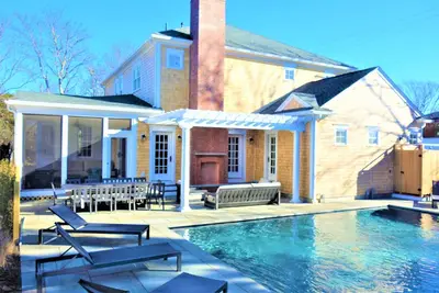 Image de Nouveau Luxury BeachHouse. Voir Nouveaux Tarifs SPÉCIAUX, Piscine, Cheminée extérieure, OffMain St