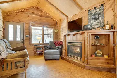 Image de Nouveau! Dreamy Dahlonega Cabin sur Pond w / Hot Tub!