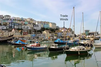 Image de \"Charmante maison de pêcheur avec une vue magnifique sur le port et la mer\"