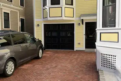 Image de Rare! Une maison de charme en ville, meubles de famille, proche métro, restos