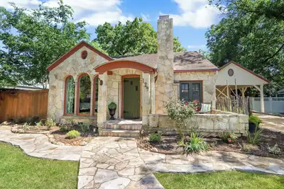 Image de ÉTAPES De L'Historique Centre-Ville De Boerne! ! Pot De Cottage En Pierre De 1930 6.