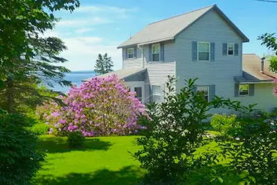 Image de Oceanfront Home Overlooking Penobscot Bay, Castine Maine. <br>L'histoire abonde!