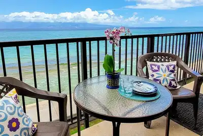 Image de Comme dormir sur la plage! -DÉPART Pendant La RÉPARATION Seawall- 2 Bdrm Ocean Front!