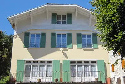 Image de Une maison entre village, champ et forêt, spacieuse et accueillante.