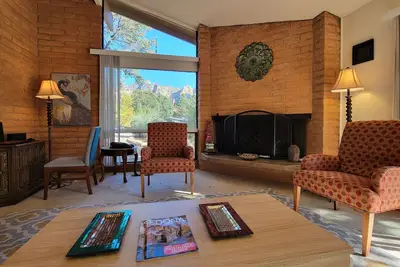 Image de Sedonic Utopian Chateau: une escapade du milieu du siècle au cœur du centre-ville de Sedona!