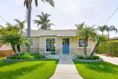 Image de Bungalow de plage ultime w / immense cour - 1 bloc de la plage