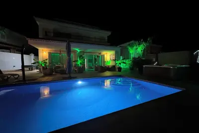 Image de Villa individuelle avec piscine privée, proche de toutes commodités et d'une plage Pavillon Bleu