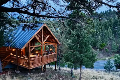 Image de Confidentialité et emplacement! Un acre et 2 minutes de la ville. Ac centrale. Patio couvert.